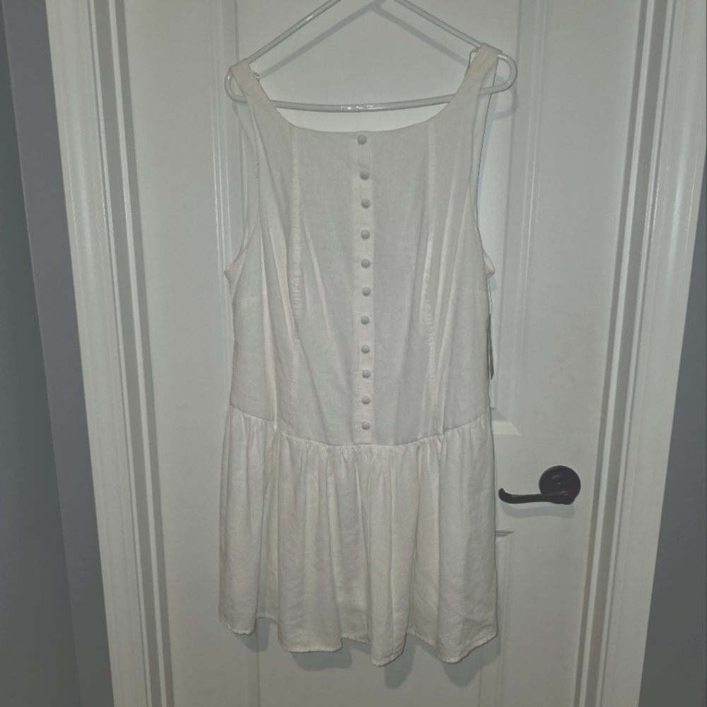 Elegant White Sleeveless Button-Down Dress